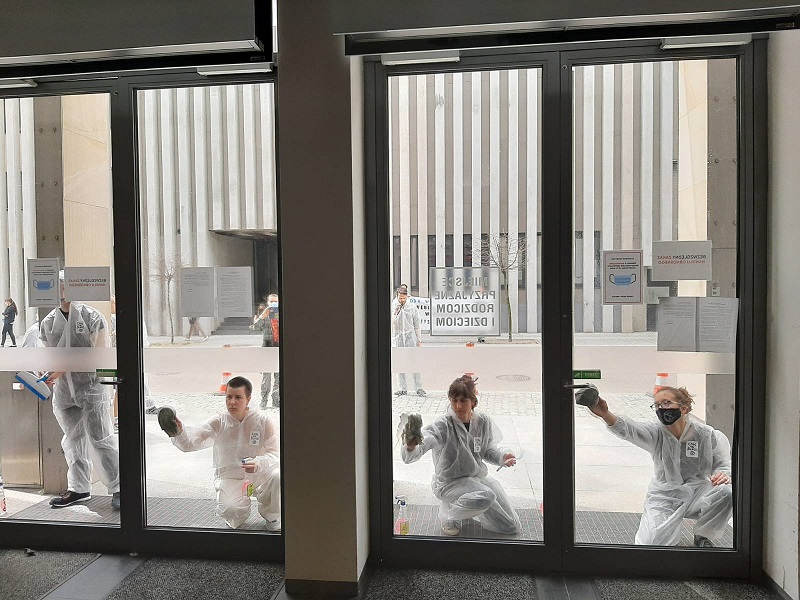 Aktywiści Extinction Rebellion umyli okna Urzędu Marszałkowskiego w Lublinie