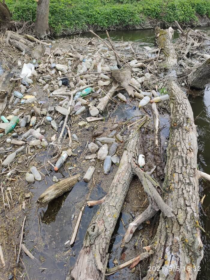 Śmieci w rzece Bystrzyca w okolicy miejscowości Turka