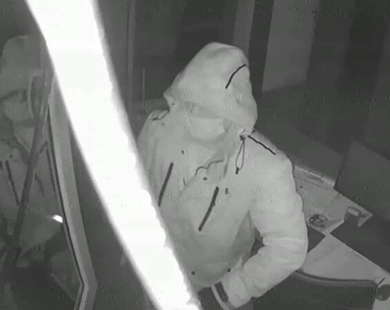 Policja publikuje wizerunek złodzieja, który włamał się do biura