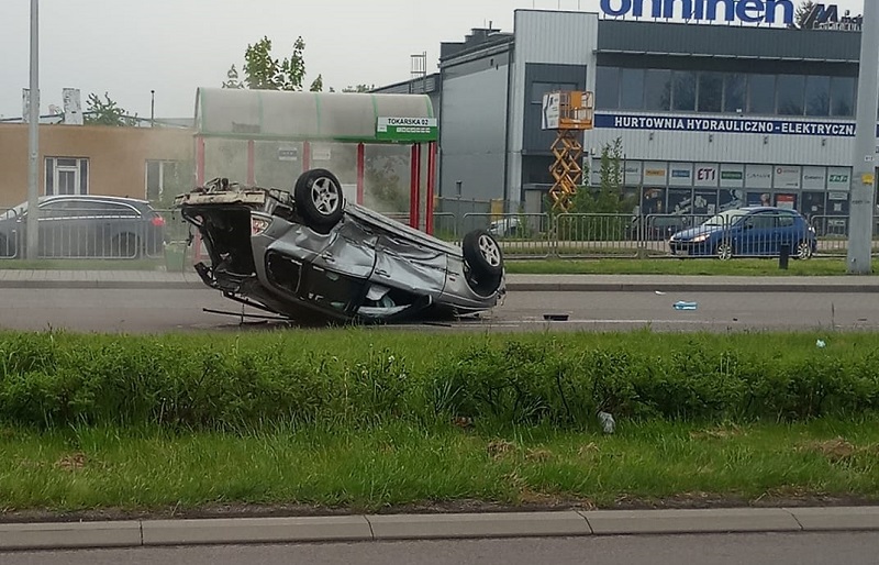 Dachowanie BMW na ul. Mełgiewskiej w Lublinie 17.05.2021