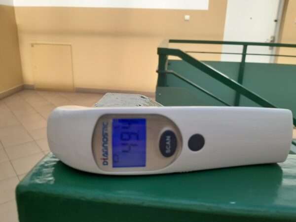 Termometr wskazuje temperaturę bliską 50 st. C na klatce schodowej