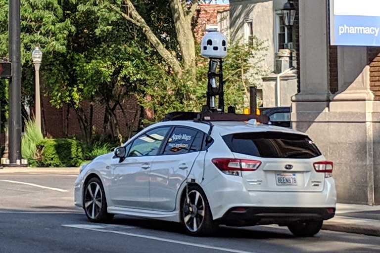 Samochód Apple Maps fotografuje ulice