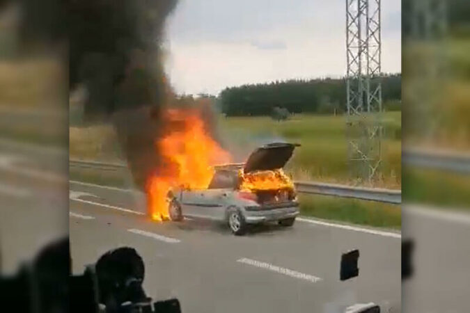 Pożar peugeota na drodze ekspresowej S17 w Końskowoli