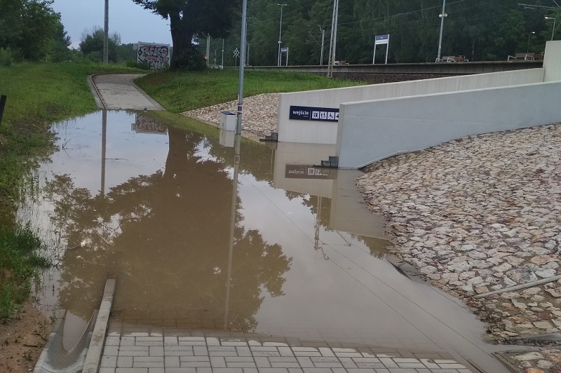 Zalane wejście na przystanek kolejowy Lublin - Zachód