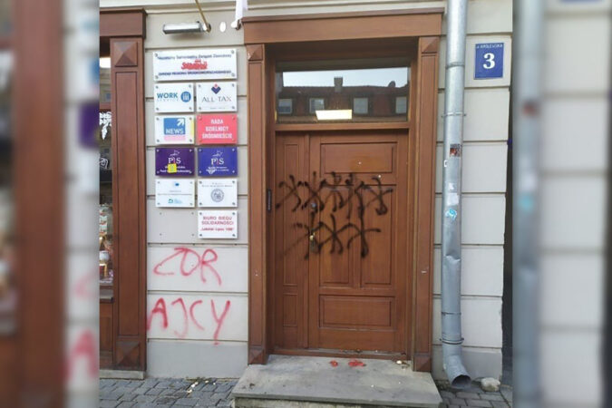 Drzwi i elewacja biura poselskiego PiS w Lublinie zostały obrzucone jajkami i pomidorami oraz pomalowane sprayem
