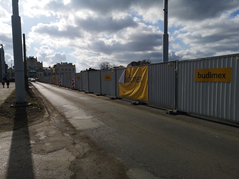 Widok na budowę dworca autobusowego od strony ul. Dworcowej