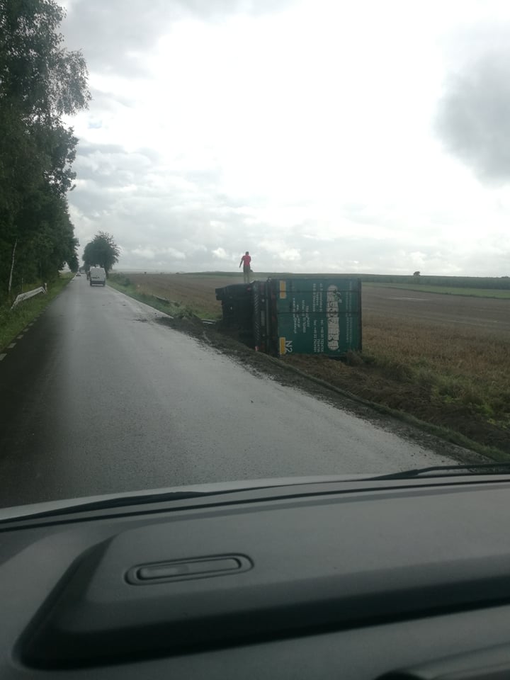 Ciężarówka przewróciła się na bok w miejscowości Łączki-Pawłówek