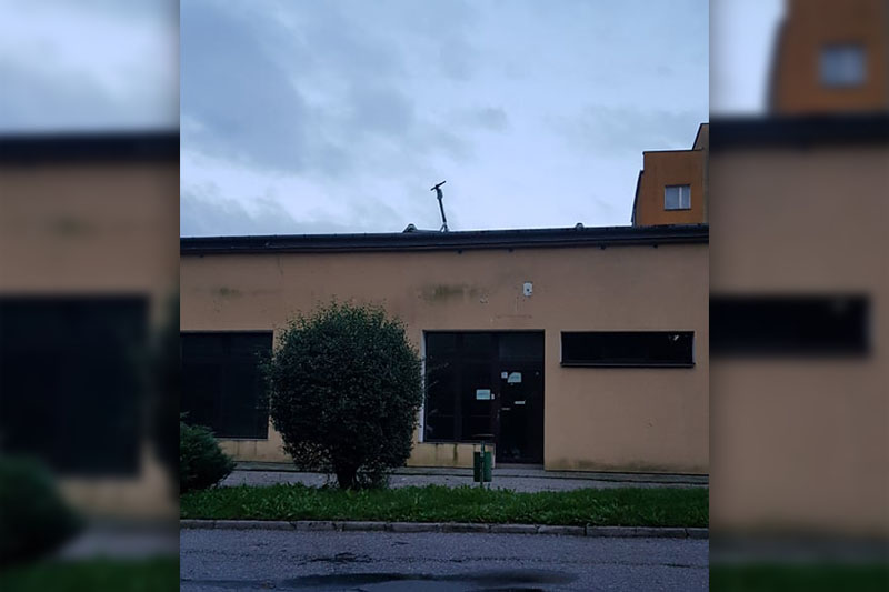 Hulajnoga zaparkowana na dachu budynku przy ul. Mieczysławy Ćwiklińskiej