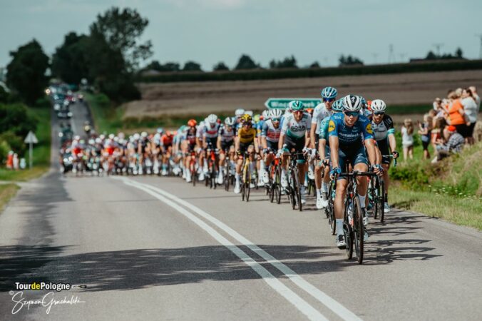 Przejazd kolarzy podczas pierwszego etapu 78. Tour de Pologne