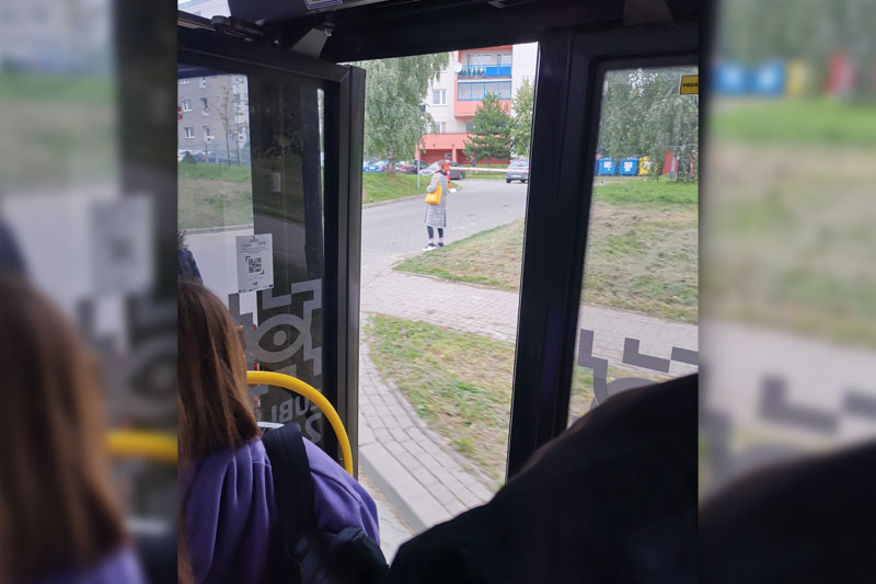 Autobus zapełniony pasażerami jechał z otwartymi drzwiami