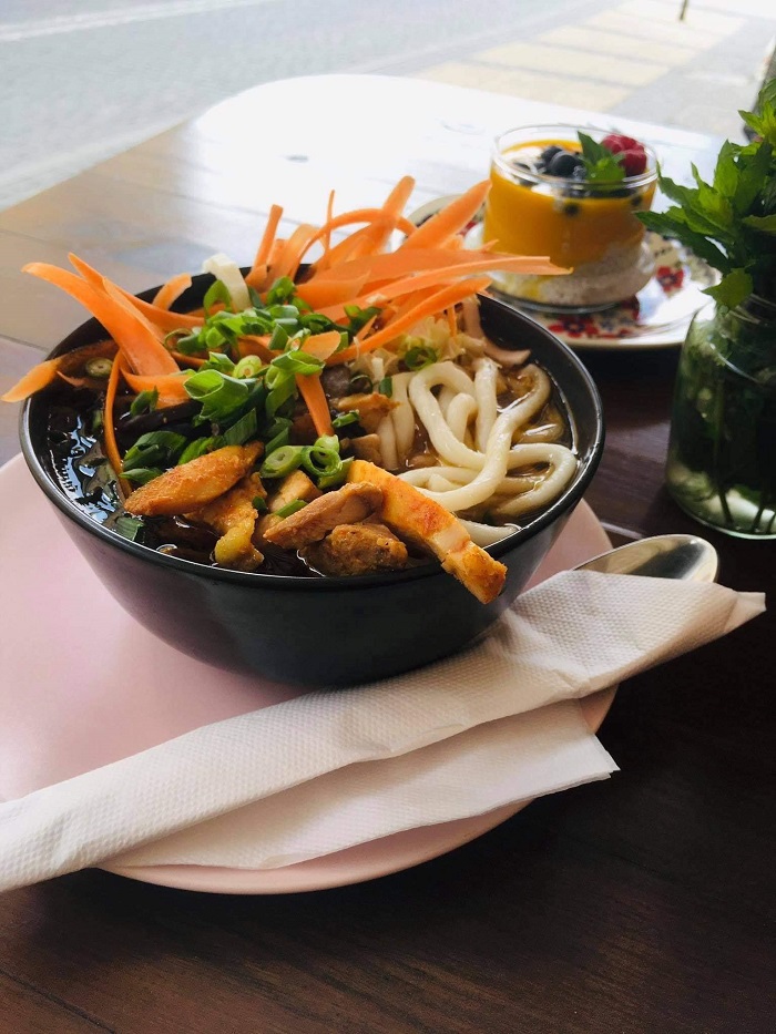 Zupiarnia Ambaras – takich zup nie zjesz nigdzie indziej w Lublinie 3 Bulion chiński z makaronem udon, udkiem, piklami z marchewki i sezamem w Ambaras