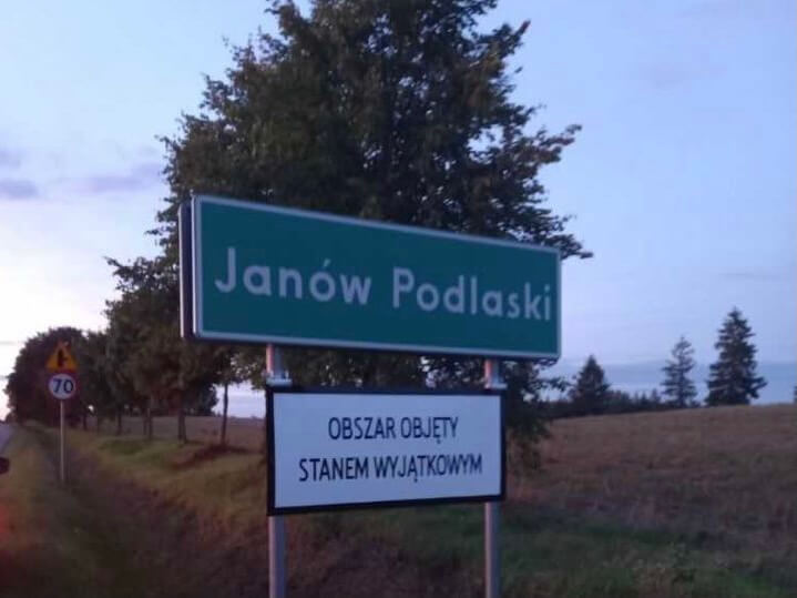 Tablica informująca o stanie wyjątkowym w Janowie Podlaskim