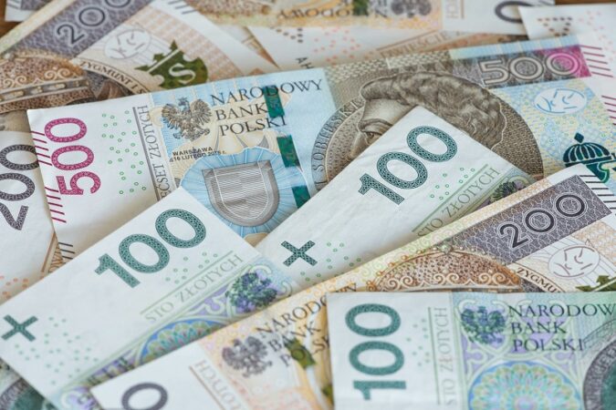 pieniądze gotówka 100 200 500 złotych