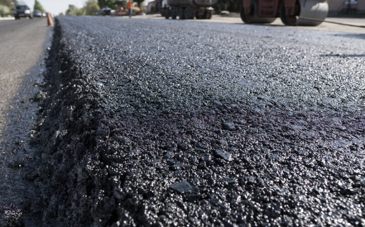 Układanie nowego asfaltu na drodze