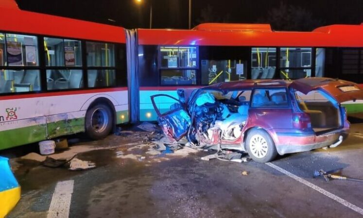 Volkswagen uderzył w autobus przegubowy na al. Witosa