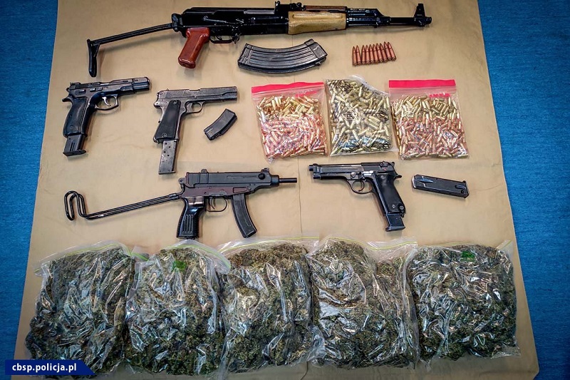 Grupa przestępcza handlowała bronią i narkotykami