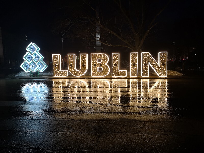 Iluminacja świąteczna jako napis Lublin z choinką