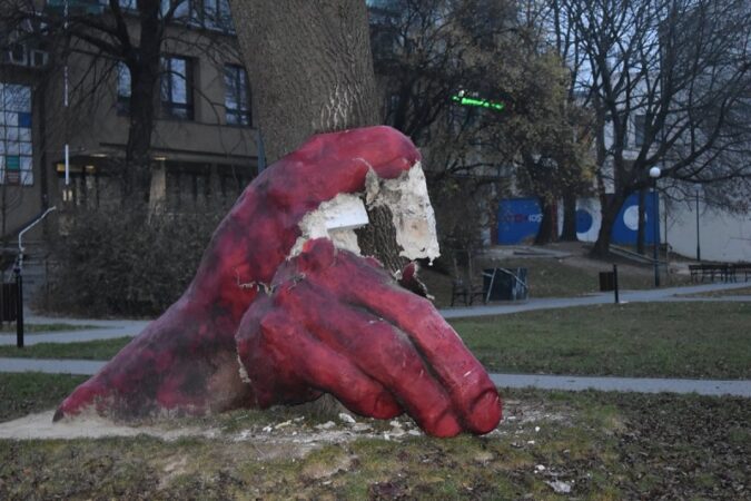 Uszkodzona instalacja artystyczna "Czarcia Łapa" na Placu Lecha Kaczyńskiego