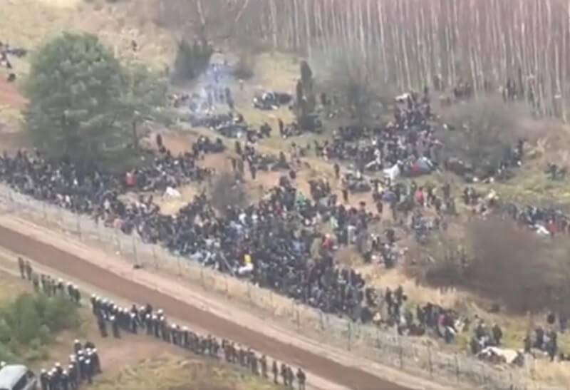 Setki migrantów na granicy polsko-białoruskiej w pobliżu przejścia granicznego w Kuźnicy