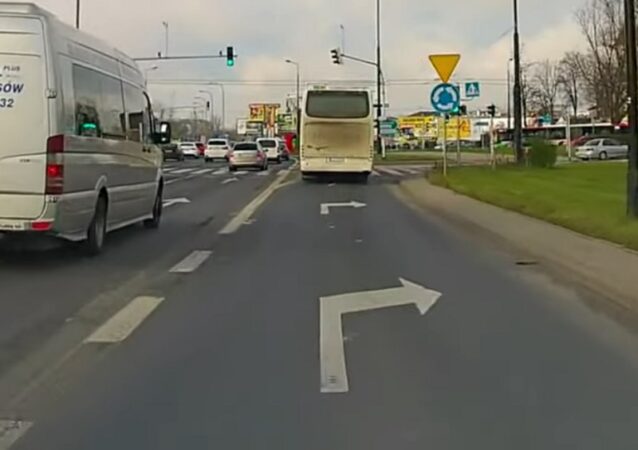 Kierowca autokaru pojechał prosto na pasie do skrętu w prawo
