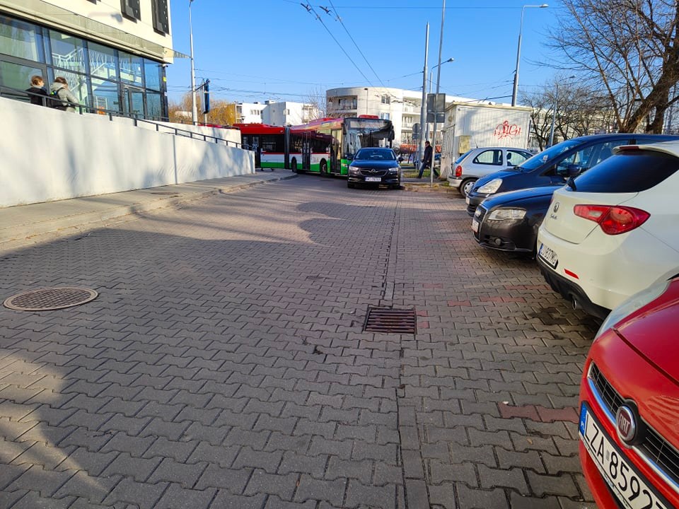 Opel blokuje wjazd na przystanek autobusowy