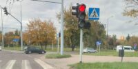 Ostreczowany sygnalizator strzałki warunkowej na skrzyżowaniu ul. Mełgiewskiej i ul. Turystycznej
