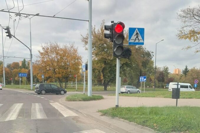 Ostreczowany sygnalizator strzałki warunkowej na skrzyżowaniu ul. Mełgiewskiej i ul. Turystycznej