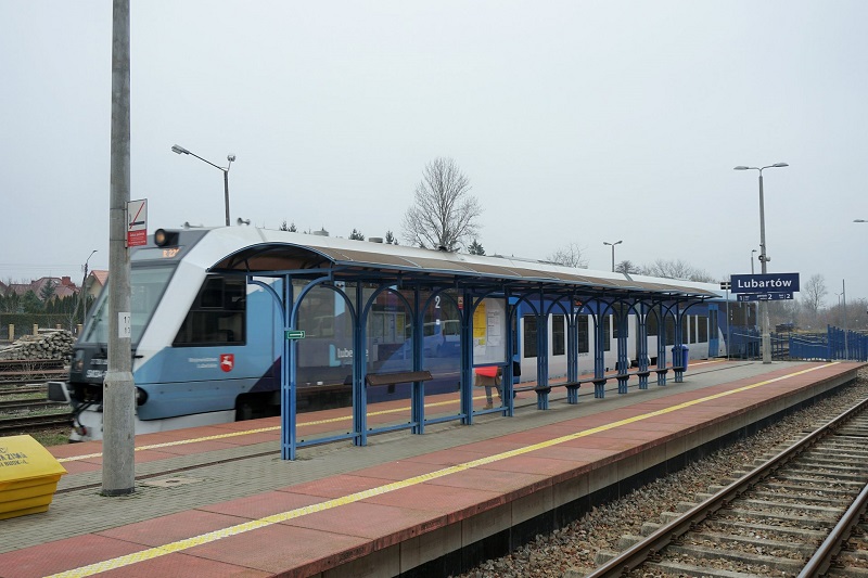 Pociąg przy peronie w Lubartowie