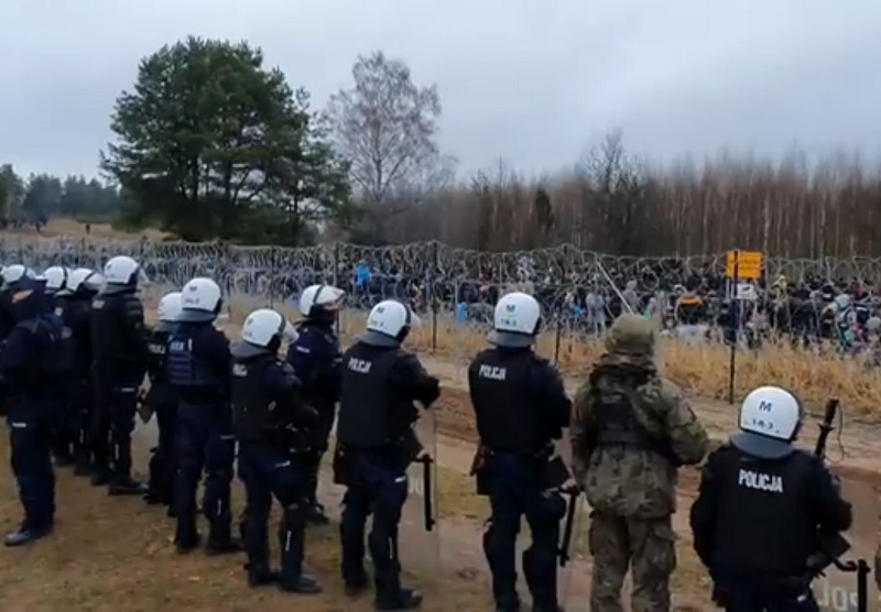 Funkcjonariusze policji wraz z wojskiem na granicy polsko-białoruskiej