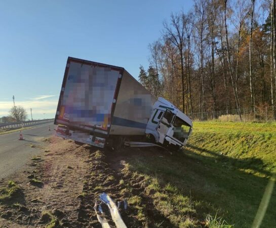 Ciężarówka wpadła do rowu na S17 w Żyrzynie