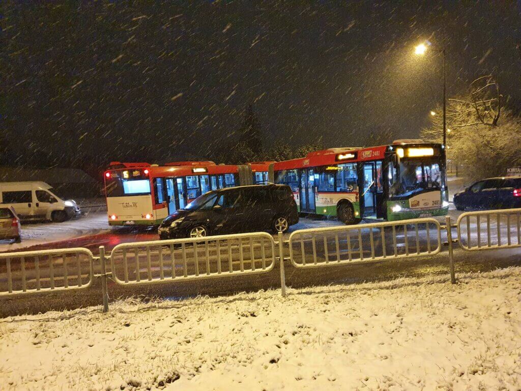 Autobus przegubowy blokuje skrzyżowanie ul. Żeglarskiej z ul. Nałkowskich
