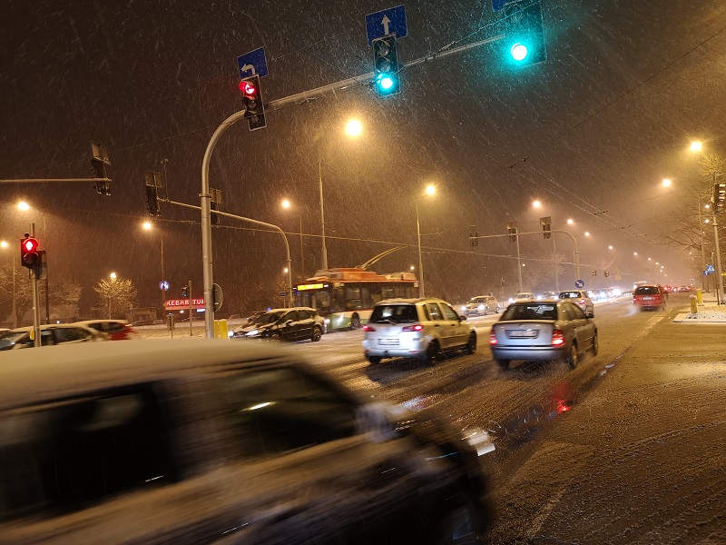 Trudne warunki drogowe spowodowane zalegającym błotem pośniegowym i śniegiem na al. Kraśnickiej