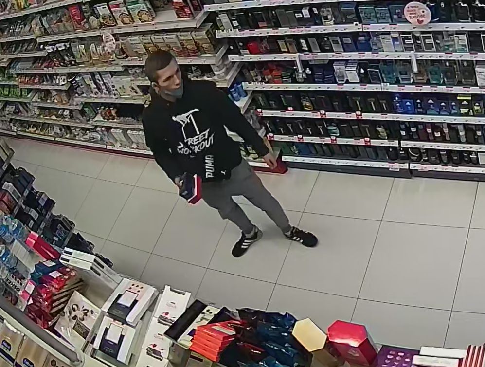 Policja publikuje wizerunek mężczyzny, który ukradł perfumy w Rossmannie