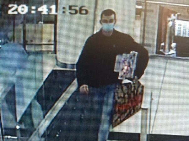 Mężczyzna ze zdjęcia dokonał kradzieży ubrań w galerii Lublin Plaza