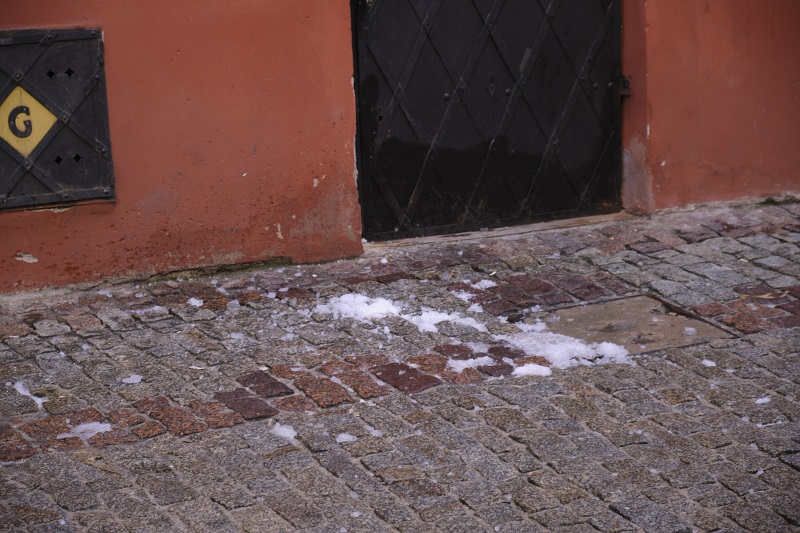 Zlodowaciały śnieg zsunął się z dachu kamienicy na Starym Mieście