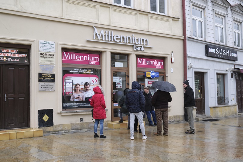 Kolejka klientów przed bankiem Millenium przy Krakowskim Przedmieściu