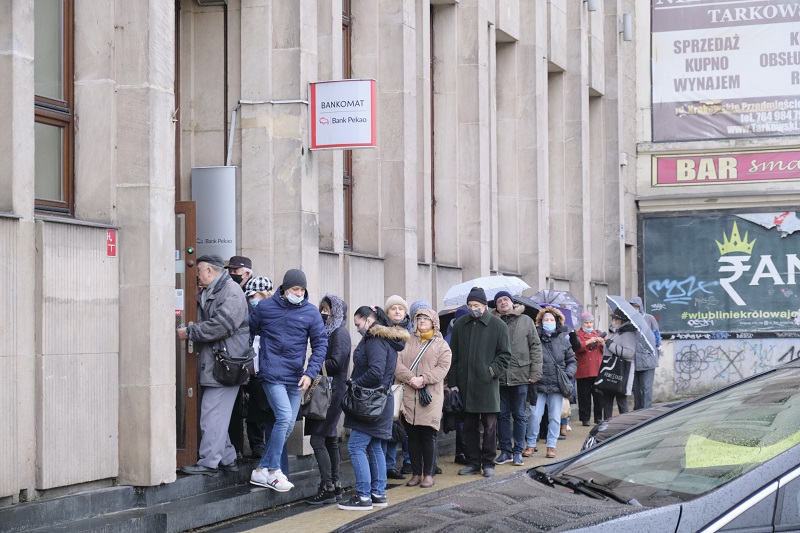 Kolejka klientów przed bankiem Pekao przy Krakowskim Przedmieściu