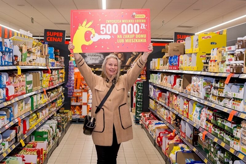 Iwona Bojar z Tłuszcza wygrała 500 tysięcy złotych w Wielkiej Loterii Biedronki