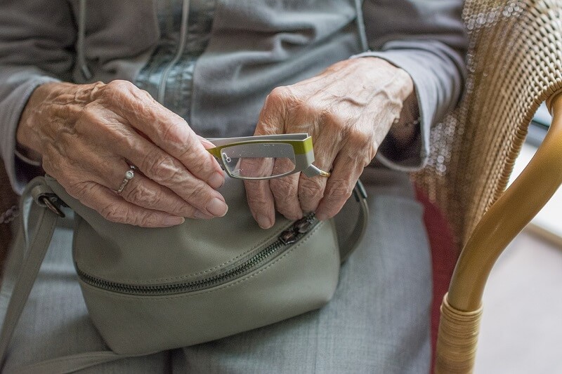 starsza kobieta torebka pierścionek na ręce