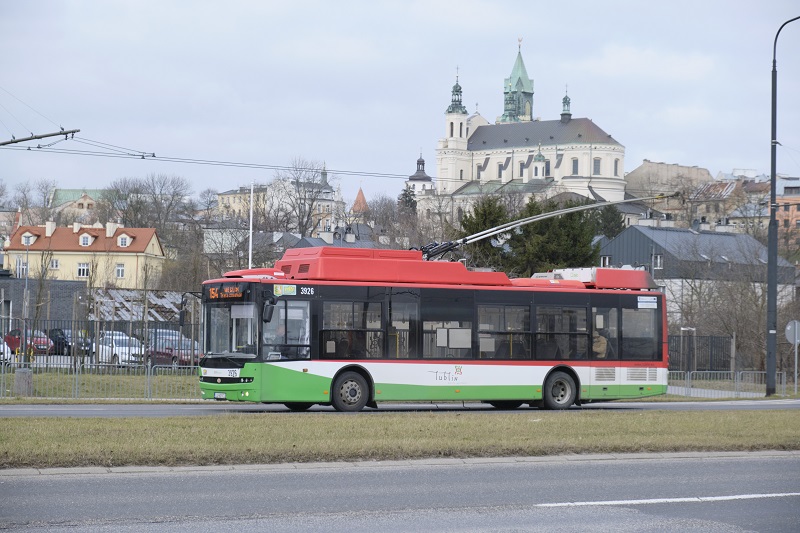 Trolejbus linii nr 154 na tle Starego Miasta w Lublinie