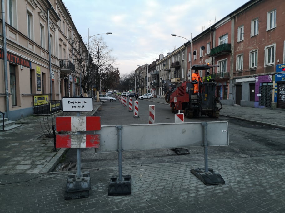 Zaparkowany samochód blokuje remont ul. 1 Maja w Lublinie