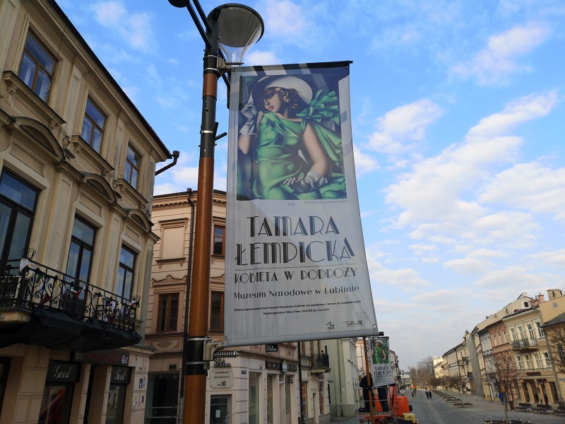 Miasto promuje wystawę Tamary Łempickiej na deptaku