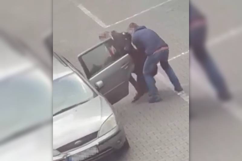 Kobieta z mężczyzną wepchali siłą alpakę na tylną kanapę auta