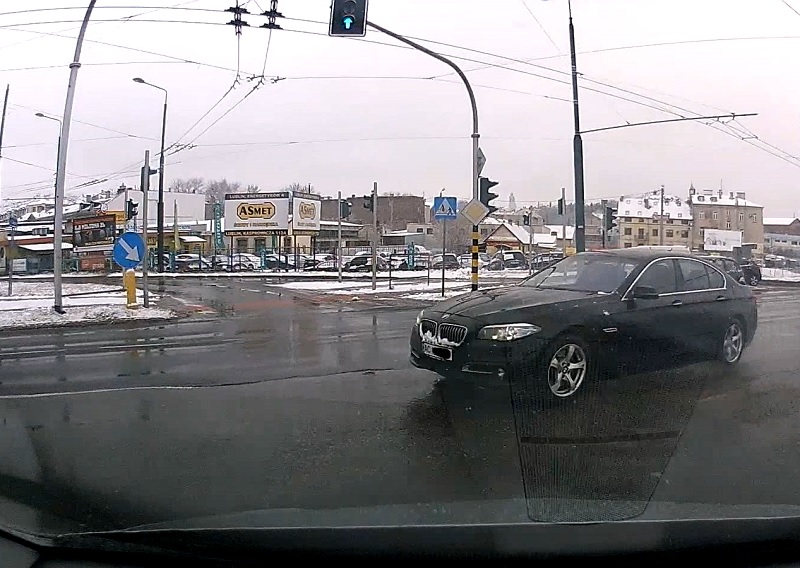 Kierowca BMW z Ukrainy przejechał na czerwonym świetle