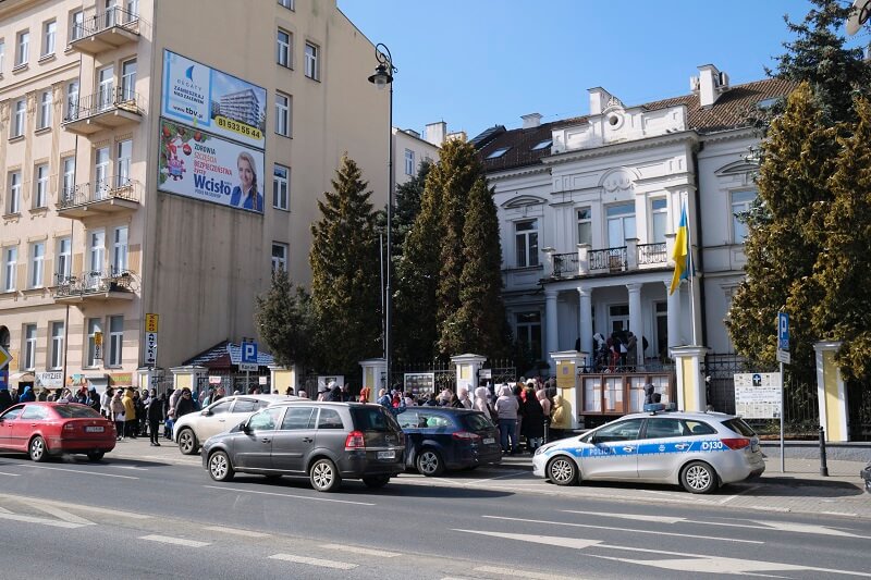 Kolejka przed konsulatem Ukrainy w Lublinie