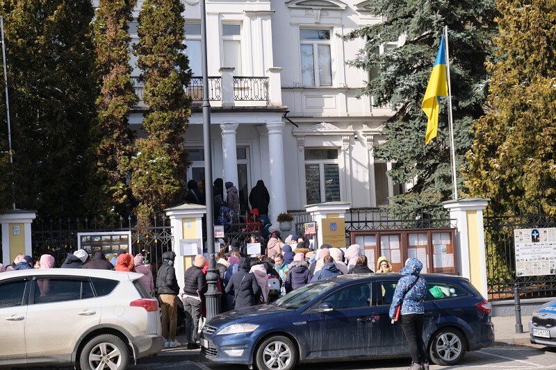 Kolejka przed konsulatem Ukrainy w Lublinie
