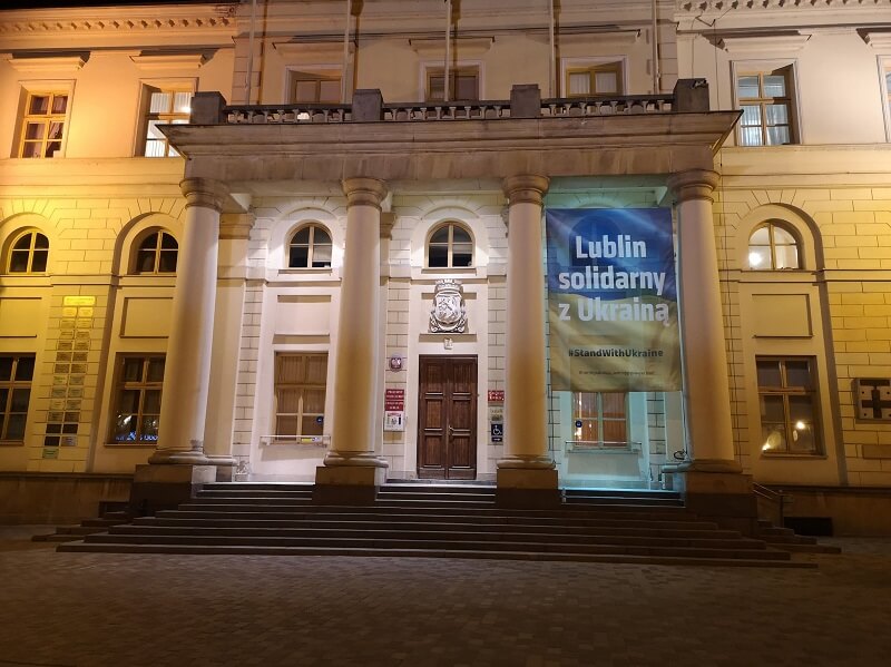 Baner "Lublin solidarny z Ukrainą" na lubelskim Ratuszu
