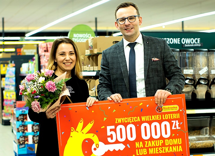 Pani Dorota z Józefosławia wygrała 500 tysięcy złotych w loterii Biedronka