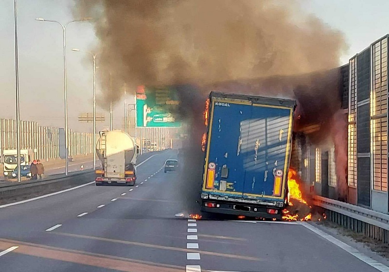 Poranny pożar ciężarówki na S12/S17 w Świdniku