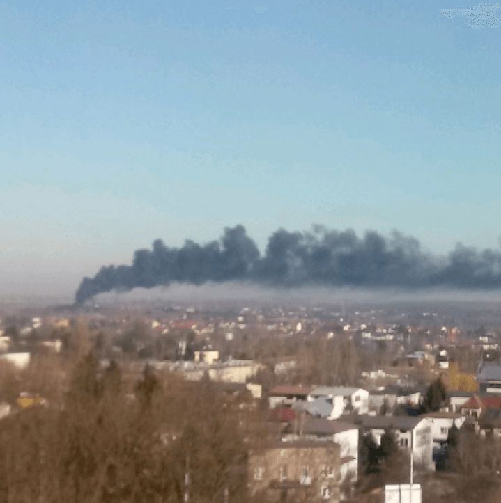 Czarny dym nad Lublinem 23.03.2022 - pożar przy ul. Głównej